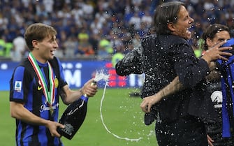 Inter Milan’s Nicolo Barella (L) and his coach Simone Inzaghi   celebrate  the victory of the championship at the end of  the Italian serie A soccer match between Fc Inter  and Lazio  at  Giuseppe Meazza stadium in Milan, 19 May 2024.
ANSA / MATTEO BAZZI