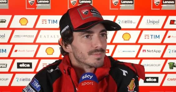 https://static.sky.it/editorialimages/3f25fee9d47aac96bd61544384f559f88aa93452/skysport/it/motori/motogp/video/2025/05/08/bagnaia-dall-igna-gp-le-mans-francia-intervista/bagnaia_intv_screen_og.jpg?im=Resize,width=565