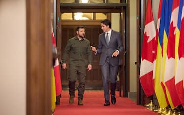epa10877342 A handout photo made available by the Ukrainian Presidential Press Service shows Ukraine's President Volodymyr Zelensky (L) with Canada's Prime Minister Justin Trudeau on their way to a meeting in Ottawa, Canada, 22 September 2023. Trudeau and Zelensky held a bilateral meeting to discuss ongoing military, economic, humanitarian and development issues in Ukraine as the country continues to defend itself against Russia's invasion.  EPA/UKRAINIAN PRESIDENTIAL PRESS SERVICE HANDOUT -- MANDATORY CREDIT: UKRAINIAN PRESIDENTIAL PRESS SERVICE -- HANDOUT EDITORIAL USE ONLY/NO SALES