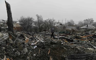 TOPSHOT - A picture taken on December 15, 2023 shows the aftermath of recent shelling in Yasynuvata (Yasinovataya), Russian-controlled Ukraine, amid the Russia-Ukraine conflict. (Photo by STRINGER / AFP)