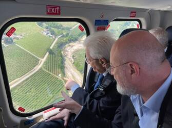 Il presidente della Repubblica Sergio Mattarella e il presidente della Regione Emilia-Romagna Stefano Bonaccini, sorvolano l'area alluvionata in Emilia-Romagna, 30 maggio 2023. ANSA/ UFFICIO STAMPA PER LA STAMPA E LA COMUNICAZIONE DELLA PRESIDENZA DELLA REPUBBLICA ++HO - NO SALES EDITORIAL USE ONLY++ NPK++