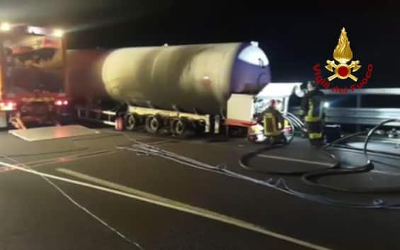 Camion a fuoco in A1, autostrada ancora chiusa: in corso travaso del Gpl