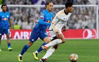 epa11202776 Real Madrid's Jude Bellingham (R) duels for the ball with Leipzig's Xavi Simons (L) during the UEFA Champions League round of 16 second leg soccer match between Real Madrid and RB Leipzig in Madrid, Spain, 06 March 2024.  EPA/Ballesteros