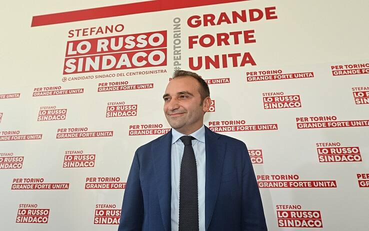 Il candidato a sindaco di Torino per il centrosinistra Stefano Lo Russo arriva al comitato elettorale per una conferenza stampa, Torino,18 ottobre 2021. Dopo appena 260 sezioni scrutinate, su 919, è scattato l'applauso dei militanti del centrosinistra presenti negli uffici. Lo Russo è al 58% delle preferenze contro il 41% dello sfidante di Torino Bellissima e del centrodestra, Paolo Damilano. ANSA/ALESSANDRO DI MARCO