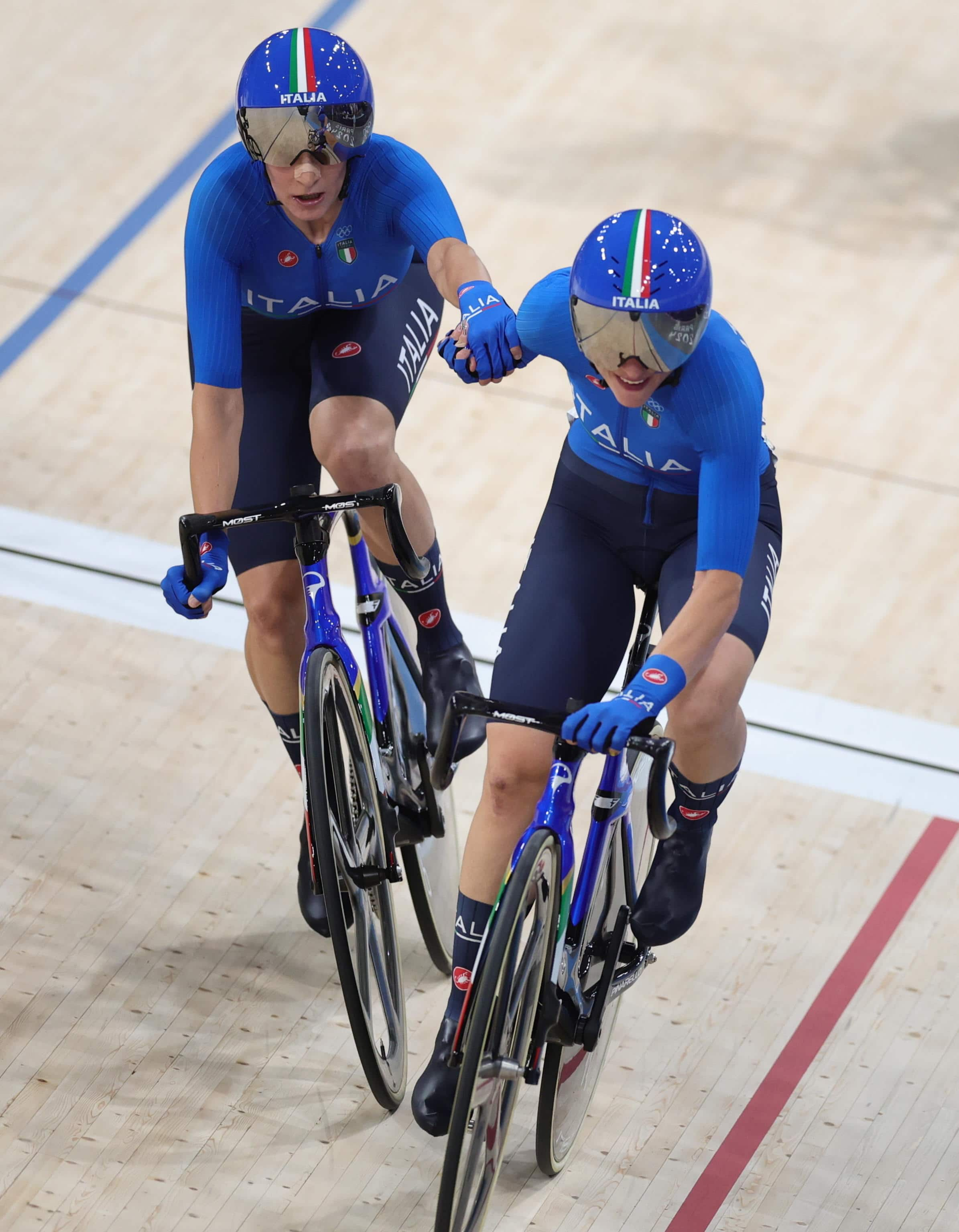 epa11540242 Team Italy competes during the Women Madison Finals of the Track Cycling competitions in the Paris 2024 Olympic Games, at Saint-Quentin-en-Yvelines Velodrome in Saint-Quentin-en-Yvelines, France, 09 August 2024.  EPA/MARTIN DIVISEK