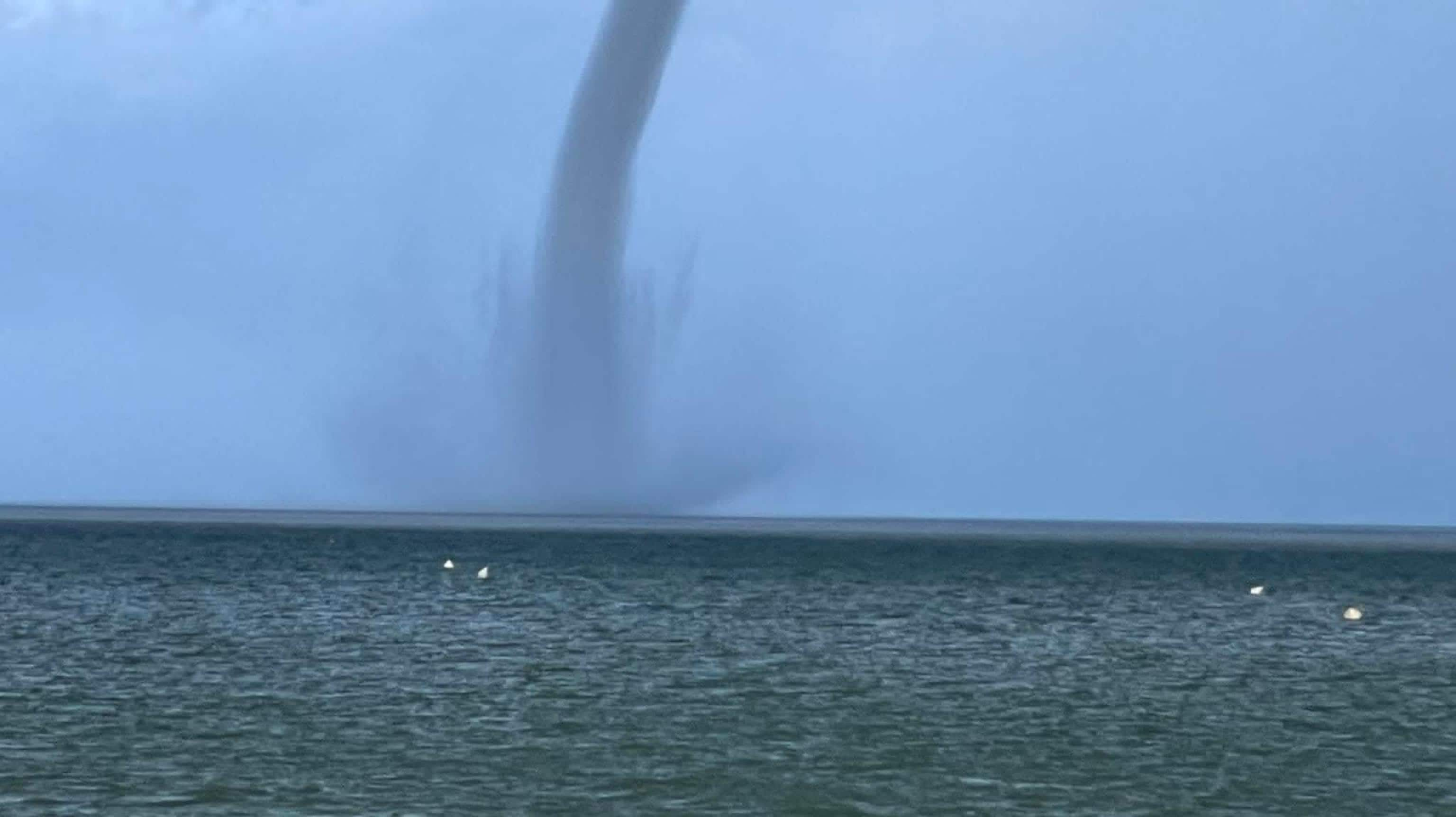 La tromba d'aria che  si è abbattuta sulla parte veronese del Lago di Garda, 8 settembre 2022. 
ANSA/Sandro Benedetti