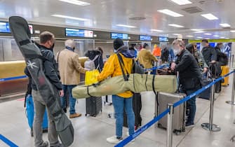 Milano. Aeroporto di Linate Controllo Green Pass, viaggi e controlli normative COVID19 (Milano - 2022-01-26, Carlo Cozzoli) p.s. la foto e' utilizzabile nel rispetto del contesto in cui e' stata scattata, e senza intento diffamatorio del decoro delle persone rappresentate