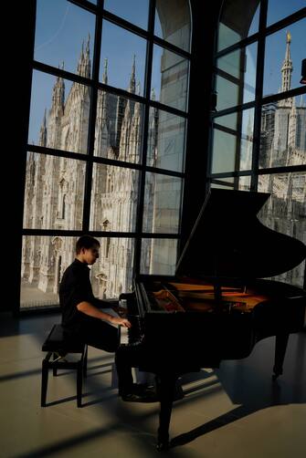 Preludio di Piano City con Guido Coppin che suona il piano in streaming per covid-19, nella Sala Fontana