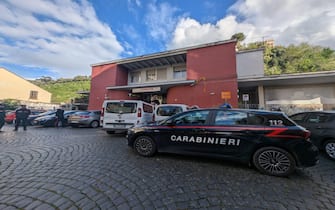 La cabina della funivia  rimasta bloccata a monte dell'impianto in seguito al guasto di questo pomeriggio, 17 aprile 2025.
ANSA/CESARE ABBATE