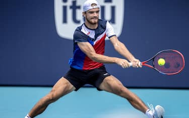 epa11244789 Tomas Machac of Czech Republic in action against Matteo Arnaldi of Italy during their round of 16 tennis match at the 2024 Miami Open tennis tournament, in Miami, Florida, USA, 26 March 2024.  EPA/CRISTOBAL HERRERA-ULASHKEVICH