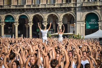 Il ballerino Roberto Bolle, Étoile del Teatro alla Scala di Milano, e la prima ballerina della Scala, Nicoletta Manni durante l'evento On Dance con Roberto Bolle in piazza Duomo, Milano 10 Settembre 2023. 

Italian dancer Roberto Bolle, Étoile of the Teatro alla Scala, and the prima ballerina of La Scala, Nicoletta Manni dance during the On Dance event in Piazza Duomo, in Milan, Italy, 10 September 2023.  2300 dance school students arrived from all over Italy to participate in the second edition of 'On dance', days dedicated to dance conceived and promoted by Roberto Bolle. ANSA/MATTEO CORNER