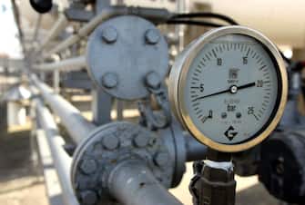 Una immagine di  archivio mostra il manometro di un impianto di gas. ANSA/FRANCO SILVI