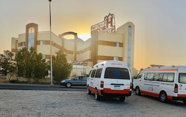 Due turisti italiani sono stati attaccati da uno squalo nella zona nord di Marsa Alam, sul Mar Rosso: uno è morto, mentre l'altro è rimasto ferito. La Procura di Qusair - fa sapere il ministero dell'Ambiente egiziano che non ha citato la nazionalità dei turisti - ha aperto un'inchiesta per chiarire le circostanze dell'incidente. Su ordine del ministero, il tratto di mare dove è avvenuta la disgrazia resterà chiuso alla balneazione per qualche giorno. Il corpo del sub ucciso dallo squalo è stato trasportato all'ospedale di Porto Ghalib sotto la supervisione del pubblico ministero.
FACEBOOK/ PORT GHALIB HOSPITAL
+++ATTENZIONE LA FOTO NON PUO' ESSERE PUBBLICATA O RIPRODOTTA SENZA L'AUTORIZZAZIONE DELLA FONTE DI ORIGINE CUI SI RINVIA+++ NPK +++