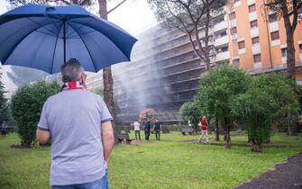 Foto Valentina Stefanelli /LaPresse
2 Giugno 2023 Roma, Italia - Cronaca -Roma, Incendio in palazzo in ristrutturazione in via Edoardo D' Onofrio Colli Aniene. Nella foto l'intervento dei Vigili del Fuoco e delle Forze dell'ordine