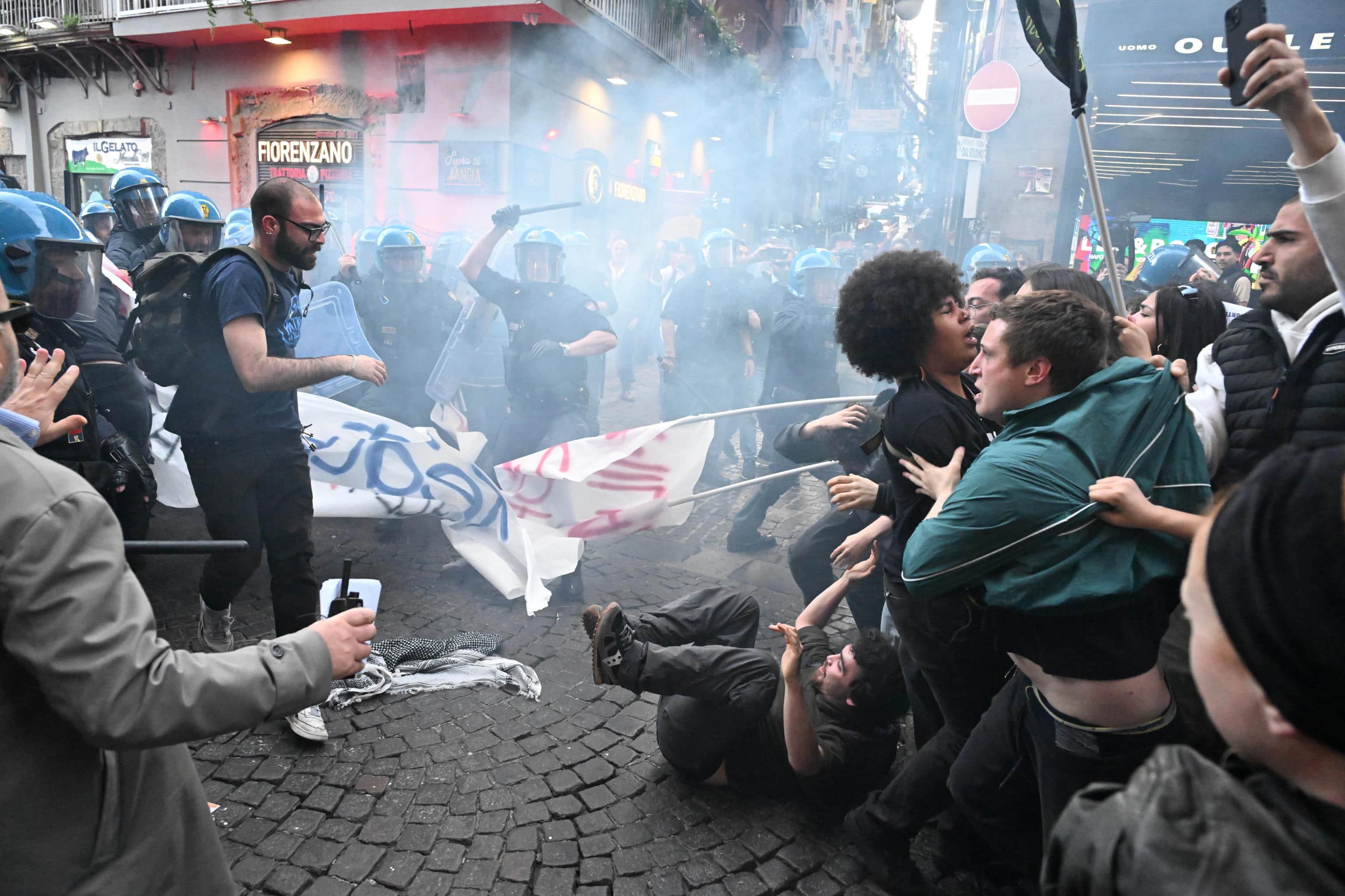 Scontri tra manifestanti e agenti di Polizia in assetto antisommossa a Napoli, 08 aprile 2024. I giovani manifestanti hanno provato a oltrepassare il cordone di sicurezza per arrivare al teatro San Carlo, con l'obiettivo di contestare il concerto in programma per i 75 anni della Nato.
/////
Clashes between demonstrators and police officers in riot gear in Naples, Italy, 08 April 2024. Demonstrators tried to cross the security cordon to get to the San Carlo theatre, with the aim of contesting the concert scheduled for the 75th anniversary of the NATO.
ANSA/CIRO FUSCO