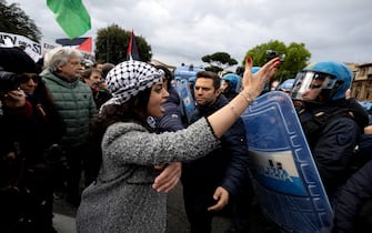 Momenti di tensione tra polizia e manifestanti pro Palestina  a piazzale Ostiense durante la festa di liberazione. Roma 25 aprile 2024
ANSA/MASSIMO PERCOSSI