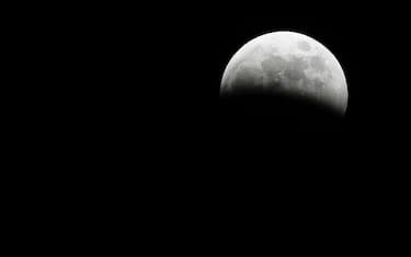 20070303 - MILANO - ECLISSI DI LUNA. Una fase dell'eclissio di luna  di questa sera.DANIEL DAL ZENNARO/ANSA