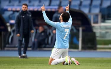 ROME, ITALY - JANUARY 14: Felipe Anderson of SS Lazio celebrates after scoring his team's first goal during the Serie A TIM match between SS Lazio and US Lecce - Serie A TIM  at Stadio Olimpico on January 14, 2024 in Rome, Italy. (Photo by Paolo Bruno/Getty Images)