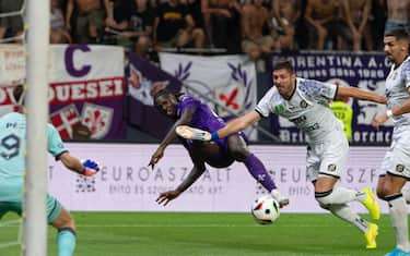 epa11572221 Patrizio Stronati (2ND R) of Puskas Akademia in action against Mosie Kean of Fiorentina during the UEFA Conference League fouth qualifying round second leg match between Puskas Akademia FC and Fiorentina in Pancho Arena in Felcsut, Hungary, 29 August 2024.  EPA/Zsolt Szigetvary HUNGARY OUT