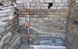 I resti di un importante edificio con funzione pubblica di epoca romana sono emersi a Fano (Pesaro Urbino), a seguito di lavori edili. Potrebbe trattarsi, secondo alcuni, della celebre basilica di Vitruvio, Fano 11 marzo 2023. ANSA/ US SOPRINTENDENZA ANCONA-PESARO URBINO +++ ANSA PROVIDES ACCESS TO THIS HANDOUT PHOTO TO BE USED SOLELY TO ILLUSTRATE NEWS REPORTING OR COMMENTARY ON THE FACTS OR EVENTS DEPICTED IN THIS IMAGE; NO ARCHIVING; NO LICENSING +++NPK+++