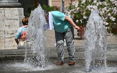 Grande caldo a Genova e grande afa per le alte temperature. Genova, 23 luglio 2024.
ANSA/LUCA ZENNARO 