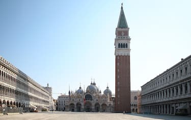 Un 25 aprile sottotono a Venezia sempre a causa del Covid 19 tra negozio chiusi per sempre, chiusi in attesa di riaprire, vetrine inpolverate ed altro si festeggia sia la liberazione sia il Santo Patrono San Marco.La situazione è ancora drammatica ma vari negozi oggi stavano facendo le pulizie per il passaggio in zona gialla da domani 26 Aprile.