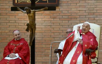 papa rebibbia messa Pope Francis celebrates mass for prisoners in the Rebibbia New Complex Prison in Rome, Italy on December 26, 2024. Before he opened the Holy Door of the church of the prison for the 2025 Jubilee of Hope. ‘I wanted the second Holy Door I open to be here at a prison,’ Pope Francis explained. For the Jubilee of Hope, the first Door to be opened was in St. Peter’s Basilica, then, for the first-time ever, the Pope inaugurated the Jubilee with a Holy Door at a prison. Photo by (EV) Vatican Media/ABACAPRESS.COM