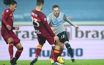 Atalanta's Josip Ilicic (R) scores the 4-1 goal during the Italian Serie A soccer match Atalanta BC vs AS Roma at Gewiss Stadium in Bergamo, Italy, 20 December 2020.
ANSA/PAOLO MAGNI