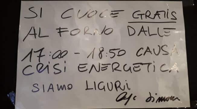 Il cartello affisso fuori dalla focacceria