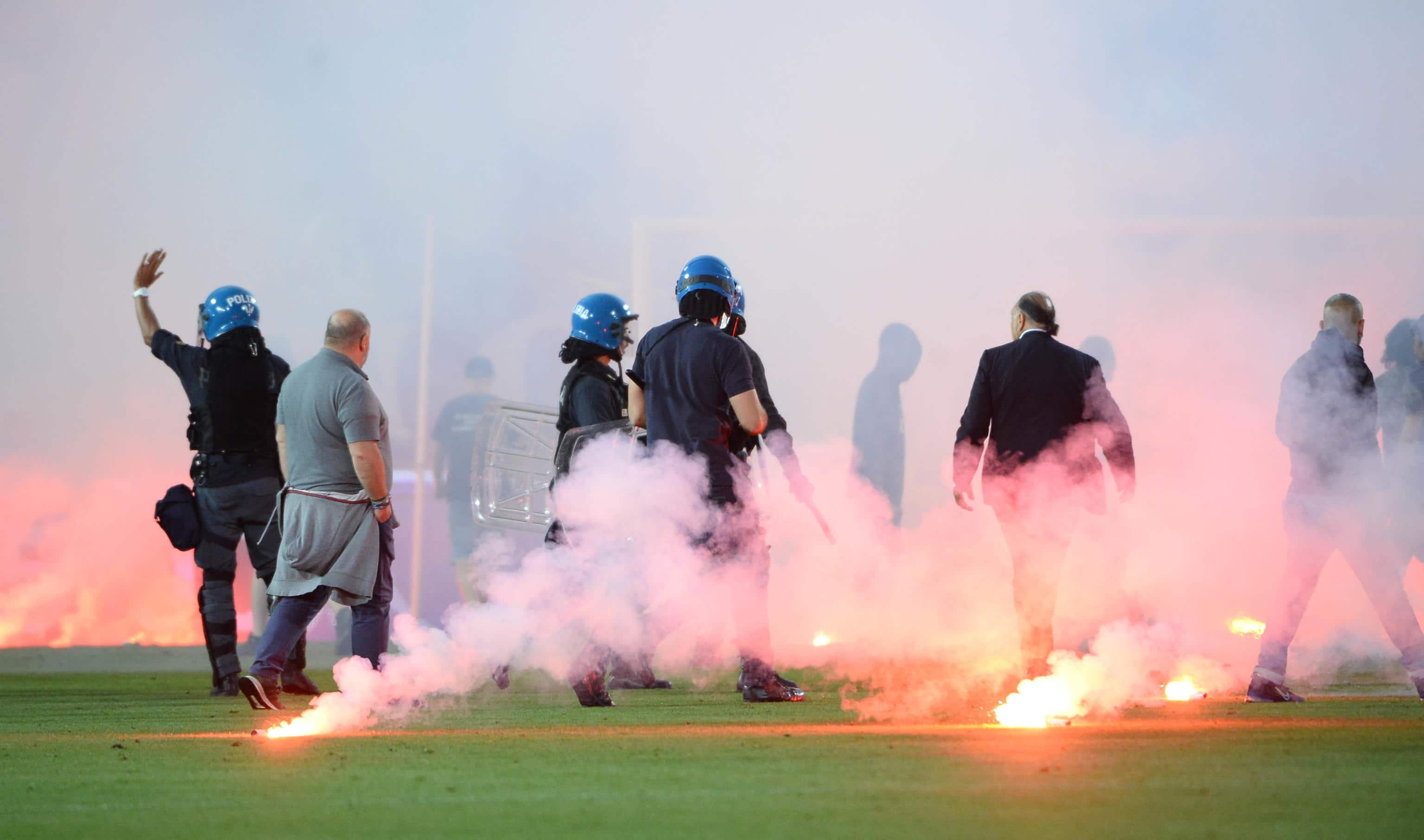 Parziale invasione di campo da parte dei tifosi del Brescia dopo la rete dell'1-1 segnata dal Cosenza, che condannava i padroni di casa, sconfitti 1-1 all'andata, alla retrocessione in serie C, Brescia, 01 giugno 2023. L'arbitro Massa ha interrotto l'incontro, e fatto rientrare le squadre negli spogliatoi, facendolo riprendere solo dopo una mezz'ora, fischiando subito dopo la fine da bordocampo.   ANSA/FILIPPO VENEZIA