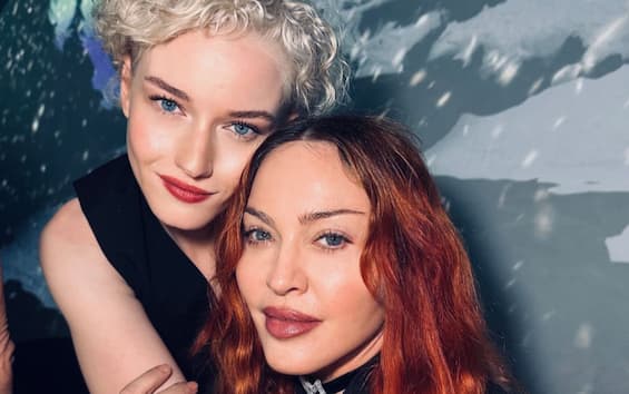 Madonna posa con Julia Garner, l'attrice che la interpreterà nel biopic