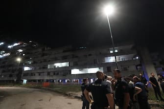 Carabinieri davanti alla Vela celeste, dopo il crollo del ballatoio a Scampia, Napoli, 22 luglio 2024. ANSA / CESARE ABBATE