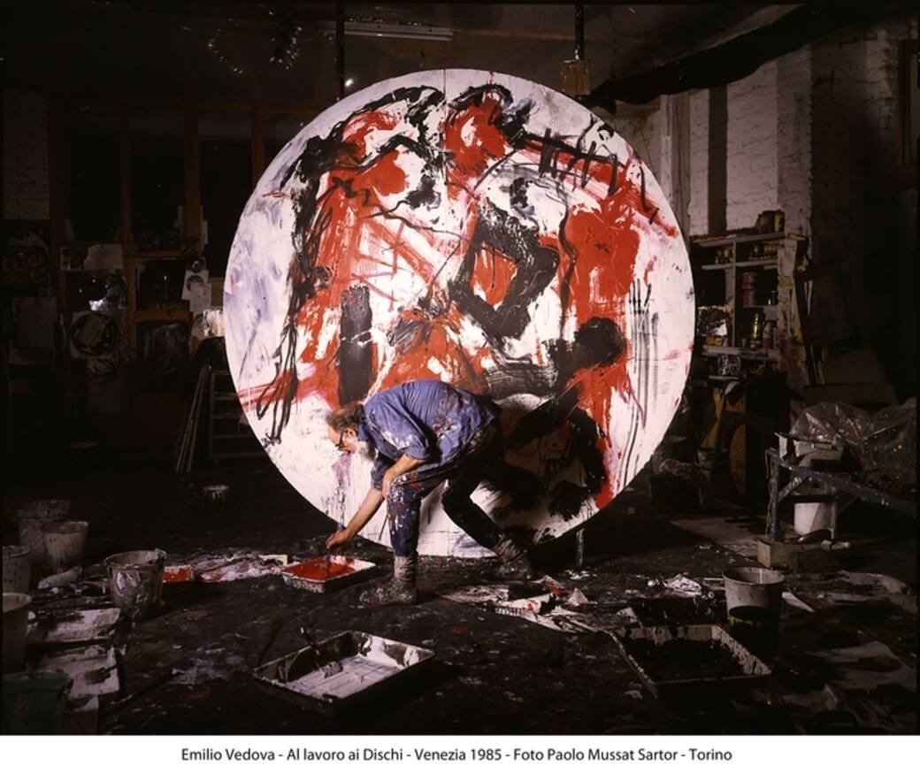 Emilio_Vedova_-_Al_lavoro_ai_Dischi_-_Venezia_1985_-_Foto_Paolo_Mussat_Sartor_Torino_-_1.jpg