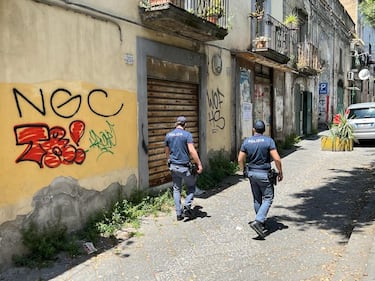 Il luogo in cui due sorelle di 24 e 17 anni sono state ustionate con l'acido la scorsa notte a Napoli, 30 Maggio 2022. ANSA/CIRO FUSCO