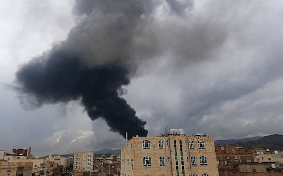 Guerra Israele, raid su capitale Yemen. Idf: “Presi di mira siti militari Houthi”