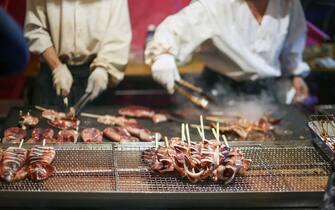 イカの丸焼き Street food during Oookagawa River 大岡川 hanami 花見. Yokohama March 31, 2019