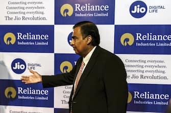 epa07769382 Mukesh Dhirubhai Ambani (R), Chairman and Managing Director of Reliance Industries ltd, arrives at the company's 42nd annual general meeting in Mumbai, India, 12 August 2019. According to media reports on 12 August 2019, Reliance Industries is poised sell a 20 percent stake in its oil to chemicals enterprise to Saudi Aramco.  EPA/DIVYAKANT SOLANKI