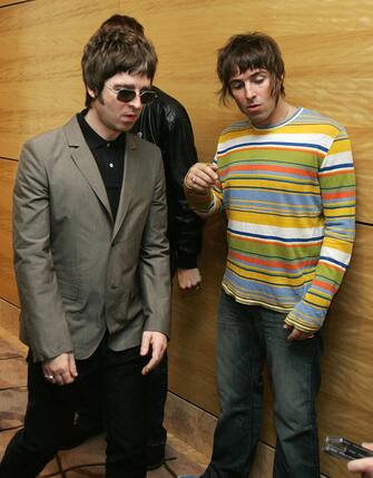 Hong Kong, CHINA:  Noel (L) Gallagher and Liam Gallagher members of the British rock band "Oasis" hold a photocall in Hong Kong 25 February 2006.  The Band are to hold a concert 25 February.      AFP PHOTO/MIKE CLARKE  (Photo credit should read MIKE CLARKE/AFP via Getty Images)