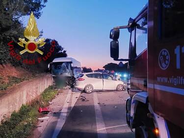 Un ragazzo di 13 anni di Termoli è deceduto in un incidente stradale accaduto sulla Adriatica, all'altezza di Petacciato, tra un autobus di linea extraurbano con passeggeri a bordo e due auto, 18 dicembre 2023. Il ragazzino si trovava in una delle vetture coinvolte con i genitori. Feriti anche i genitori.
ANSA/VIGILI DEL FUOCO
+++ ANSA PROVIDES ACCESS TO THIS HANDOUT PHOTO TO BE USED SOLELY TO ILLUSTRATE NEWS REPORTING OR COMMENTARY ON THE FACTS OR EVENTS DEPICTED IN THIS IMAGE; NO ARCHIVING; NO LICENSING +++ NPK +++