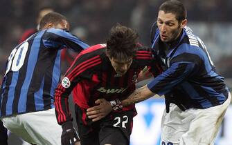 L'attaccante brasiliano Kaka' (C) con la maglia del Milan viene contrastato dal difensore dell'Inter, Marco Materazzi (D), in una immagine del 23 dicembre 2007 allo stadio Giuseppe Meazza di Milano.
ANSA/MATTEO BAZZI
