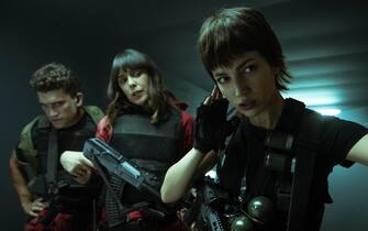 LA CASA DE PAPEL (L to R) JAIME LORENTE as DENVER, BELÉN CUESTA as MANILA, ÚRSULA CORBERÓ as TOKIO in episode 04 of LA CASA DE PAPEL. Cr. TAMARA ARRANZ/NETFLIX © 2020