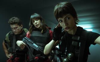 Úrsula Corberó LA CASA DE PAPEL (L to R) JAIME LORENTE as DENVER, BELÉN CUESTA as MANILA, ÚRSULA CORBERÓ as TOKIO in episode 04 of LA CASA DE PAPEL. Cr. TAMARA ARRANZ/NETFLIX © 2020