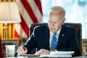 “So che molte persone sono frustrate e arrabbiate ma l’unico modo per fare la differenza è andare a votare e ripristinare i diritti che sono stati tolti”. Lo ha detto il presidente Biden alla Casa Bianca firmando un ordine esecutivo per garantire il diritto all’aborto negli Stati Uniti