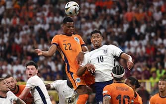 epa11471129 Denzel Dumfries (L) of the Netherlands and  Jude Bellingham of England in action during the UEFA EURO 2024 semi-finals soccer match between the Netherlands and England, in Dortmund, Germany, 10 July 2024.  EPA/ANNA SZILAGYI