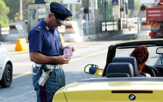 Un carabiniere controlla la patente