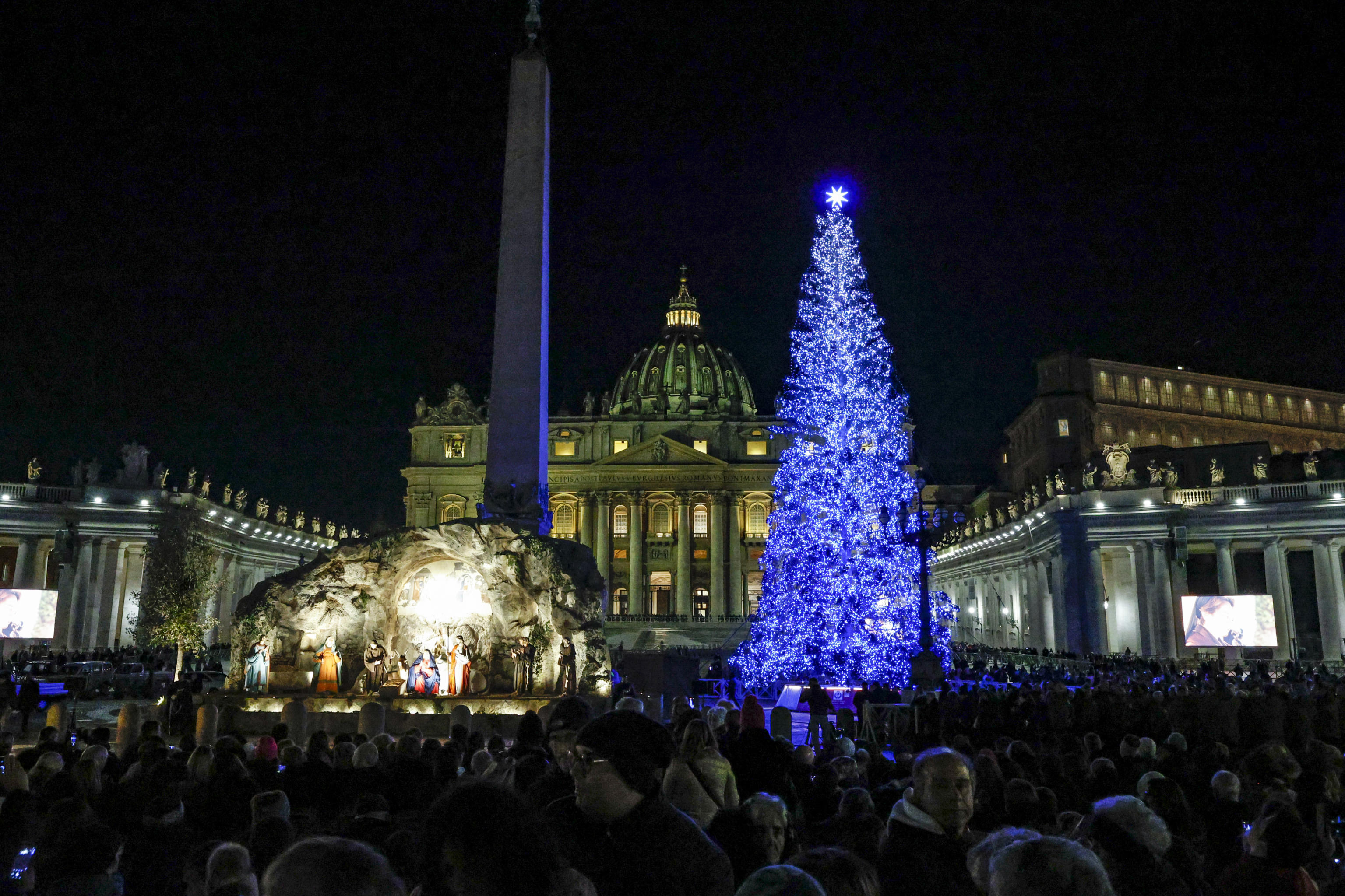 Vaticano, accesi l'albero e il presepe in piazza San Pietro. FOTO Sky