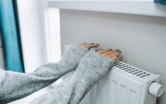 mani su un termosifone