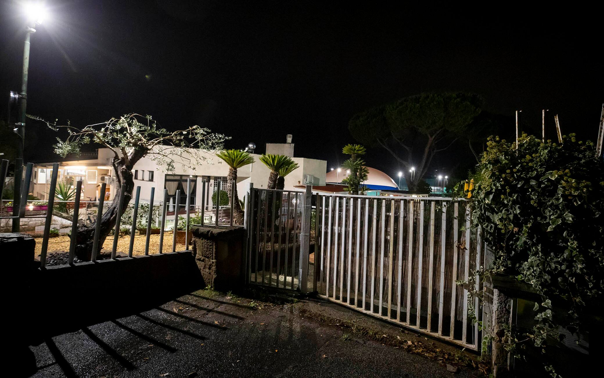 Nuova tragedia sul lavoro a Roma, 09 novembre 2021. Un operaio che stava montando un capannone è caduto da un trabattello alto tre metri sbattendo la testa. E' accaduto in un circolo sportivo in via Cantelmo, in zona Gianicolense. Operato d'urgenza alla testa, il 41enne romano è purtroppo deceduto.
ANSA/MASSIMO PERCOSSI