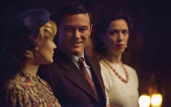 PMWW_02832_R
(l-r.) Bella Heathcote stars as Olive Byrne, Luke Evans as Dr. William Marston and Rebecca Hall as Elizabeth Marston in PROFESSOR MARSTON AND THE WONDER WOMEN, an Annapurna Pictures release.
Credit: Claire Folger / Annapurna Pictures
