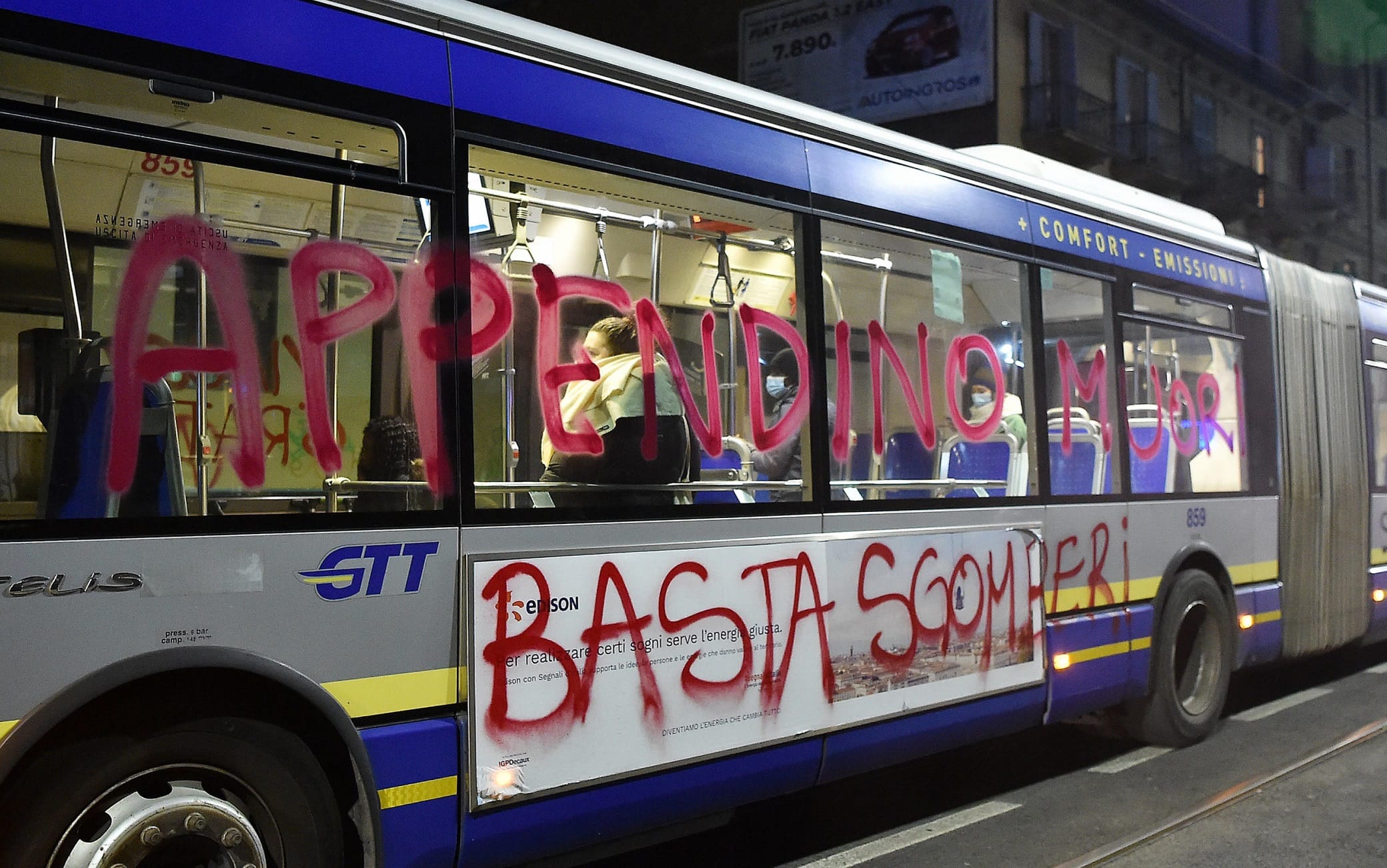 Corteo anarchici contro lo sgombero dello stabile di corso Giulio Cesare occupato, Torino, 19 gennaio 2021 ANSA/ALESSANDRO DI MARCO